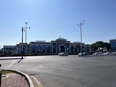 やってきました、ウズベキスタン鉄道の中心、タシケント駅。

でも、鉄道には乗らず。