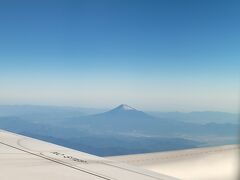 久しぶりに窓際席にしたらきれいに富士山が見えました。