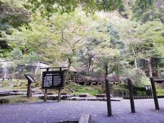 高千穂駅、高千穂神社方面から高千穂峡に向かって坂を下ると、まずはおのころ池が目に入ります。
高千穂神社からは下り坂なので徒歩15分程度。