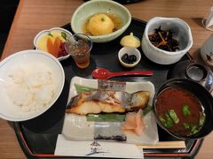 鈴波の福袋についていた金券を利用して、名古屋でもお魚ランチです。

11時過ぎにエチカに行ったらすでに行列で、
20分くらい待ったでしょうか。（特に急いでなかったのでのんびり待ちました）

海老しんじょうがついた定食にしました。

この日のお魚何か忘れましたが、あっさり目で
赤出汁もおいしくいただきました。