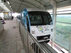 ゆいレールです。
沖縄県 目指せ！！世界自然遺産
このラッピングのゆいレール車両は、既に別の塗装になっているでしょう。
2021年に沖縄県北部と西表島が登録されたので。