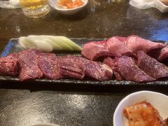 長野市でも予約が取れない美味しい焼肉屋。
いい肉やホルモンが爆安でいただけます。
これは牛タン。