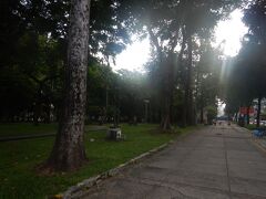フォングラーオ通り沿いにある９月２３日公園の中を歩く。