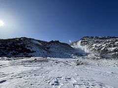 昨日の摩周→川湯のバスで一緒だった外国人の女性2人組もまた乗ってきてました。
駅を出ると5分もかからないくらいで硫黄山に到着。
ここで25分の観光時間。
うおおおおー！晴れてるー！綺麗ー！！と飛び出して行きました。