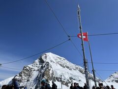 「スフィンクス展望台」

ついに来た！

ユングフラウの山頂が見えます。スイスの国旗が誇らしげ。