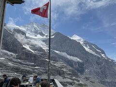 アイガーグレッシャー駅にあるレストランでランチです。絶景。