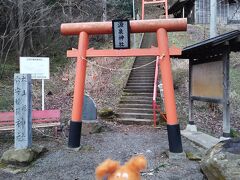 5時からの早朝風呂の後、散歩に出ました。
橋を渡って足湯施設の向かいにある源泉神社へ。