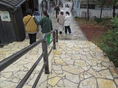 こちらがキラキラ坂。赤穂温泉は年配者が多いんだけど、ここは若い人が多かった
