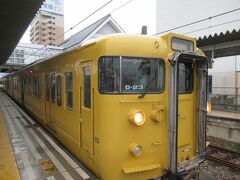 播州赤穂駅からは姫路に向かいます。ホームの両側に電車が止まっていて、こちらの黄色い電車は岡山行き