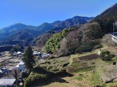 神田で中央線に乗り、高尾駅で再び乗換。7：40発の中央線で甲府に向かいます。
山がちの景色が見えてきました。
お向かいには富士山に行くというアジア系外国人女性が座りました。