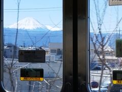 甲府を10：05に出発する中央本線で上諏訪に向かいます。
竜王駅を過ぎると富士山が大きく見えました。