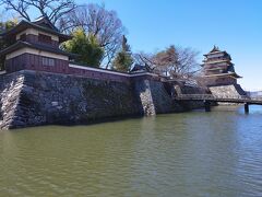 高島城到着です。上諏訪駅から徒歩10分。
立派なお堀が残っています。
1598年に築城され、諏訪湖畔に島状の形状であったため諏訪の浮城と呼ばれていました。