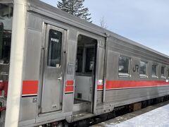 今日は運休することなく、定時運行です。

が、途中まだまだ駅の手前で減速したのでもしやと思ったら停車そしてピィッ！と警笛。

これは……