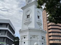 さて、旅行２日目はペナン島のジョージタン観光＆ストリートアートがメインです。
朝食をゆっくり頂き出発、いつものようにもう１０時近い。
まずは定番かな、街の北側のコーンウォリス要塞周辺、ビクトリア時計台方面へ無料のバス（CATバス）に乗って行く計画でしたが、Grabの便利さにつられGrab（RM６、日本円で200円以下）で出発。
ビクトリア時計台の先に到着。
やたら人が多いと思ってたら、直ぐ近くに豪華客船（それほど大きな客船では無いけど）が到着していて続々と人が・・・・！それに群がるように観光呼び込みの人が寄ってくるでは、たまらず次の場所に移動。