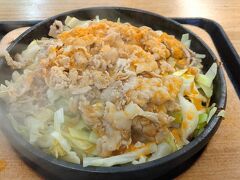 ●大盛軒＠JR/東中野駅

ご飯が進む系です。
鉄板があつあつのうちに、卵をつぶして、にんにくチップをかけました。
いわゆるスタミナ系ですね。
確かに美味いのですが、僕には、ちょっと味が濃かったかな…。
これが東京人にうけるのか…とちょっと興味津々。
2度目はないな…、野菜もいっぱいでヘルシーなんですけど…濃いな。
ごちそうさまでした！