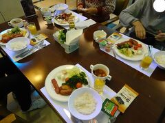 韓国３日目の朝食。

今日も、ほぼ同じものをいただいています♪。

みんな食の好みが同じです（笑）。