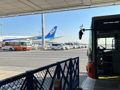 羽田空港第2ターミナル


バスに乗って搭乗口へ向かいます



