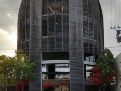 食後は広島ならでは、オタフクソースの本拠地、WoodEggです。
いわゆるお好み焼資料館ですが、今日のメインはコレと言っても過言ではなかったのだ。
この卵型の建物、味があります。