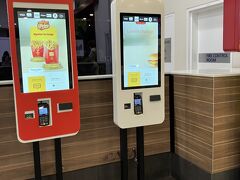 タッチパネルで購入できる。でもこれ、最初タッチしても反応してくれなくて、どうすればいいんだろーって焦った。結局買えたけど。