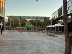 パース駅前のオブジェ。
と、ここで突然相方のスマホにカンタス航空からメール。今日乗るはずだった便が運航中止の連絡。
なんだとー。