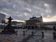 途中ホテルを出てすぐのJR奈良駅。
旧駅舎が観光案内書とスタバとして残っています。

ならまち界隈までひたすらまっすぐ三条通りを歩いて
10分強。
ならまちに到着したようです。

高速もちつきで有名な中谷堂も行きましたが、
夕方のためもう餅つきは終わってました。

ならまちをぷらぷらして、
一番行きたかった
中川政七商店本店へ。

さすが本店。
いろんなものがあってウキウキしました。

でも奈良の街の夜は早いですね。
18時前でしたが、
ほとんどのお店が閉店していて、
ちょっと寂しい。