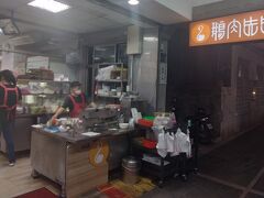 教会の隣の鵞鳥肉店、まあ日本の鴨肉店に
日本語メニューを眺めていると、店員が自動翻訳機能で絡んできました　純粋に親切心からのよう