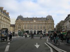 今日はモンマルトル美術館とボンマルシェに行くつもり。

写真はサンラザール駅
