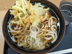 朝ご飯を食べていなかったことに気づいて、郡山駅の中にあるエキナカスタンド福豆屋さんで、かき揚げうどんを頂きました。
椅子に座ってゆっくり食べることが出来て、美味しかったです。