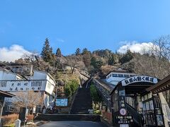 会津若松に着いて、飯盛山を訪れました。飯森山の上にある白虎隊自刃の地まで、階段を登っていきます。
動く歩道がありますが、階段は150段ほどで、ちょっとした運動レベルなので、お金を払ってまで動く歩道に乗るのはもったいないなと思いました。