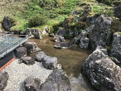 朝倉館跡庭園跡。
通路の床はガラス板を使用しており、庭園の池の底を見ることができる。

京から越前へ逃れてきた足利義昭をもてなすために作られた庭園とされ、池の底全体に平らな河原石を敷き詰められていることが特徴。