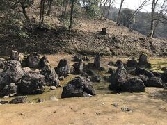 湯殿跡庭園。
朝倉館跡の背後の高台に、建物跡を示す礎石がなくただの広場になっている場所にある。
朝倉館跡庭園より規模が大きく、石組だけが残っている。

16世紀初頭（室町時代中期）、朝倉孝景の時代に築庭されたと推測されている一乗谷で最も古い庭園。