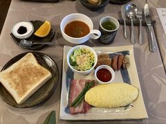 さて、朝ごはん。
朝食は和食、洋食と前日に選んでおり、お食事処に行くと、温かい料理を運んでくれた。
因みに私はホテル湖上苑にくると、いつも洋食を頼み、夫は和食を頼む。