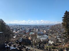 飯盛山を登ると、会津若松市街を一望できます。
天気も非常に良くて、鶴ヶ城が望めました。白虎隊もここから鶴ヶ城を望んでいたと思うと感慨深いです。