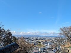 飯盛山は住宅地のすぐ隣にあります。1時間40分の滞在時間だったので行きはバスで行きましたが、会津若松駅から歩いていくことも全然可能な距離でした。