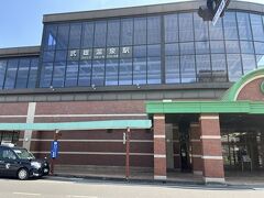 武雄温泉駅。なんと駅前信号が押しボタン式。
人がめったに渡らない、と。

※武雄温泉、立派な楼門も見所なのに動線が整備されておらず、がっかり観光地でした。午後イチの時間帯、そこへと向かっている観光客は皆無。
大荷物ありの徒歩10分強は少々厳しかったので帰路はタクシーと思いましたが、武雄温泉にはいませんでした。