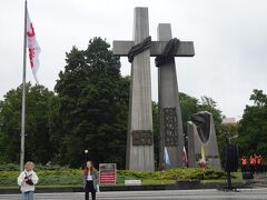 隣接するアダム・ミツキエヴィッチ公園

縄で繋がれた十字架
ポズナン暴動の記念碑

1956年、ポズナンの工場労働者が待遇改善を求めてデモ行進したのがきっかけ。やがて大暴動に発展したそうです。