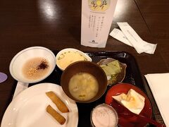 朝食はホテルのビュッフェへ。

朝食には定評のあるホテルです。

たしかに種類がたくさんあって楽しかったです。
写真は和食版。
洋食もいろいろとありました。
奈良の名物を採用されていて、特色は出てるなと
思いました。
スムージーとかもあるのが嬉しいですね。