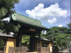 以前来たときと同じように、豪徳寺駅から15分ほど歩いて豪徳寺へ。
到着してから、世田谷線でもうひと駅乗ったほうが早かったと気づきました。
豪徳寺の山門から徒歩5分のところに、世田谷線の宮の坂駅があります。
