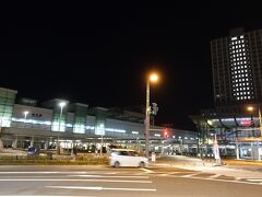 　福井駅には明かりが灯り、長い１日がはじまっていました。