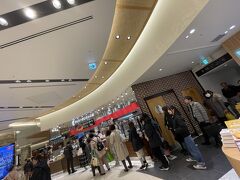 伊丹空港到着

りくろーおじさんに並ぶ行列見てビックリ