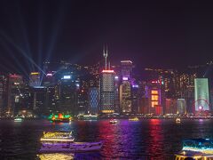 20時から始まるシンフォニー・オブ・ライツ。
香港島と九龍側両方のビルからライトが飛び交う光のショータイム。あっという間ですが、見ごたえ充分です。
