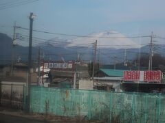 車窓からは富士山、、、ではなく､浅間山ですね