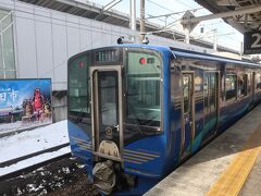 こちらの電車
08時55分発長野行 バスの到着から10分ほどで出発とまぁまぁの乗継でした

意外と新型車両！
SR1系100番台(ライナー編成)
