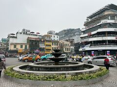 たまたま撮影した場所が、一応名所だったようで。
非常に多くの人で賑わう広場。