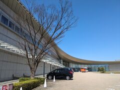 【島根県立美術館】11:20
松江城からすぐ・・
でも駐車場の案内が分かりづらく、、行ったりきたり。
道路を挟んで少し先の奥に大きい駐車場がある（無料）

建物かっこいい！