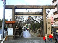 着きました！
”都島神社”です！

ほんと、JＲの”桜ノ宮駅”からすぐでした☆
近い！
しかし・・
ん～・・　さすが大阪市内・・
周囲が・・　なんと言うか・・・