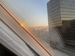 ラスベガスの朝。斜めになっているお部屋の窓から朝日がいい感じ。