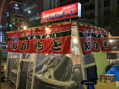 〆にラーメン食べたいねと渡辺通りをブラブラ　この辺りは屋台がズラッと並んでるわけではないんですねー
たまたま見つけた「屋台 おかもと　渡辺通り店」
お！待ち客が3組程　美味しいのかな？ってことで並んでみる 