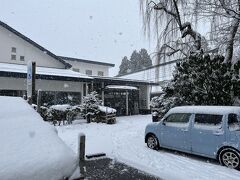 雪の積もる田町武家屋敷通りを歩いて、最初に『新潮社記念文学館』を訪れました。