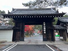 南禅寺
門からも鮮やかな紅葉が目に飛び込んできます